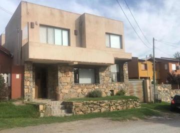 Casa · 230m² · 4 Ambientes · 1 Cochera · Casa en Venta - 3 Dormitorio 4 Baños - 240 m² - Tandil