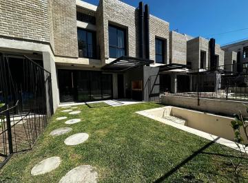 Departamento · 131m² · 6 Ambientes · Venta - Espectacular Casa de 4 Dorm. con Patio y Pileta Exclusiva en Fisherton