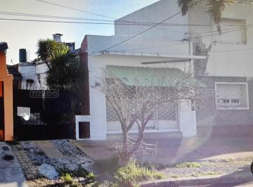 Casa · 112m² · 3 Ambientes · 1 Cochera · Casa Chalet en Venta en Haedo, Morón, G. B. a. Zona Oeste