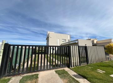 Casa de 6 ambientes, General Fernández Oro · Venta - Casa 4 Dorm - Piedras Blancas - F Oro
