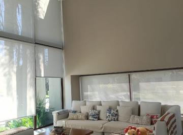Casa · 320m² · 5 Ambientes · 5 Cocheras · Venta Casa en Abril, Club de Campo