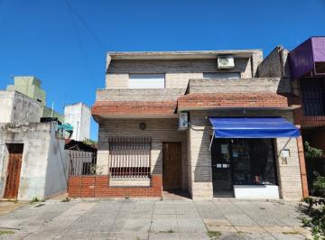 Casa · 180m² · 5 Ambientes · 1 Cochera · Casa en 2 Plantas con Fondo Libre