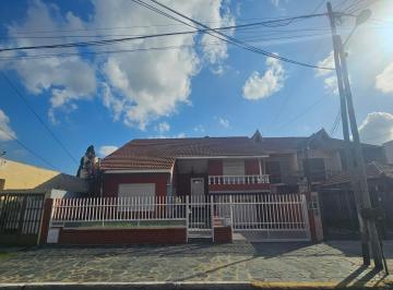 Casa · 150m² · 5 Ambientes · 2 Cocheras · Casa en 2n Plantas con Gran Fondo Libre
