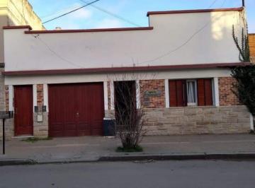 Casa · 130m² · 8 Ambientes · 2 Cocheras · Casas en Venta - 5 Dorm. 4 Baños - Cocheras - 130 m² - Necochea