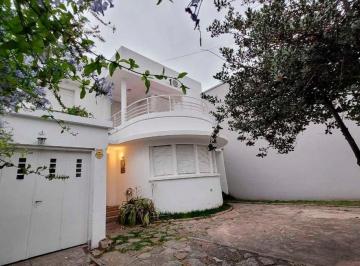 Casa · 240m² · 5 Ambientes · Casa en Venta - 4 Dorm. 3 Baños 1 Cochera - 330 m² - Miramar