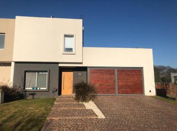 Casa · 140m² · 4 Ambientes · 4 Cocheras · Casa en Venta en Barrio Hudson Chico Berazategui