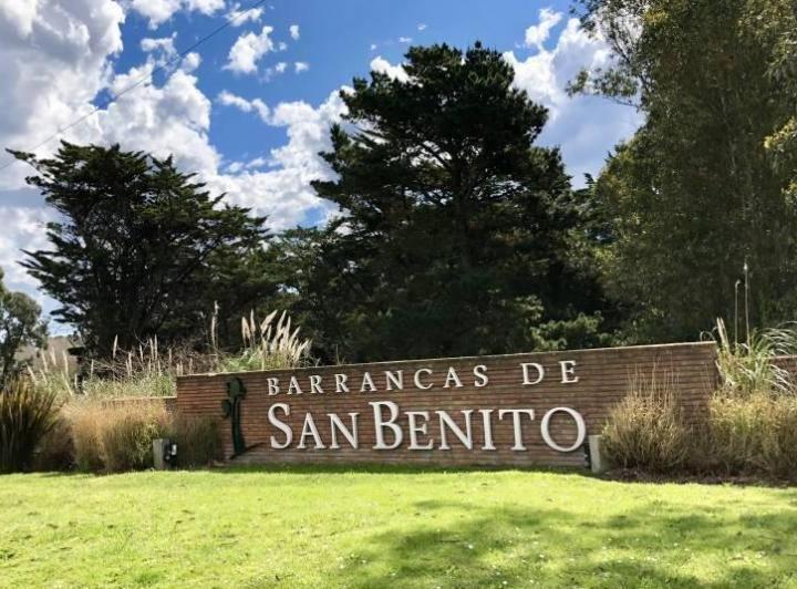 Lote 960 m² en Barrancas de San Benito con seguridad y club house
