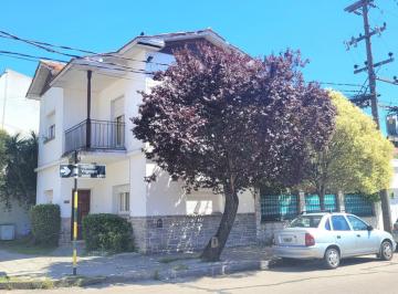 Casa · 180m² · 3 Dormitorios · 1 Cochera · Chalet en Venta en Chauvin 4 Ambientes