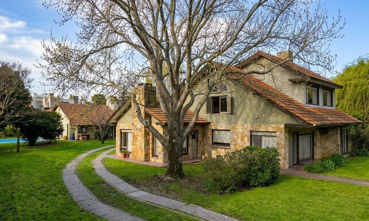 Chalet 4 dorm, 324m² con piscina y quincho — Los Troncos