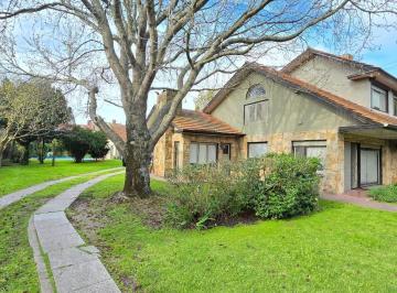 Casa · 324m² · 4 Dormitorios · Chalet en Venta en Los Troncos Sobre 976 m de Lote