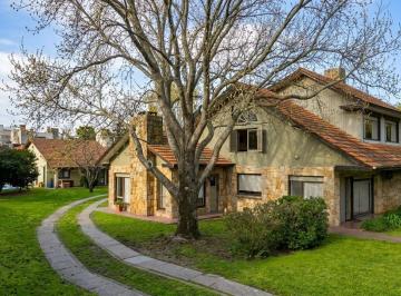 Casa · 324m² · 4 Dormitorios · Chalet en Venta en Los Troncos Sobre 976 m de Lote