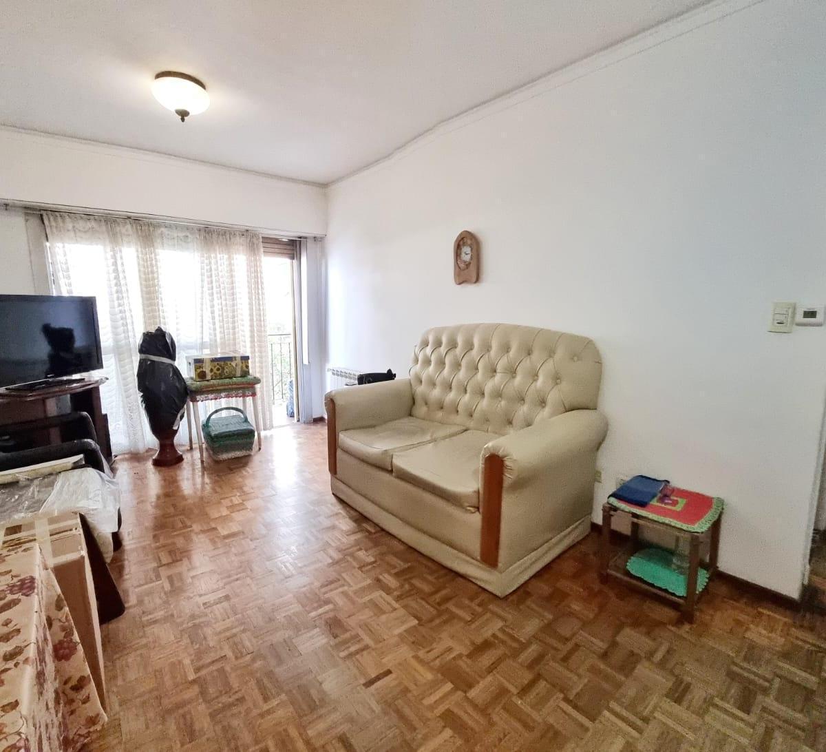 Departamento tresambientes totalmente externo con espacio de cochera