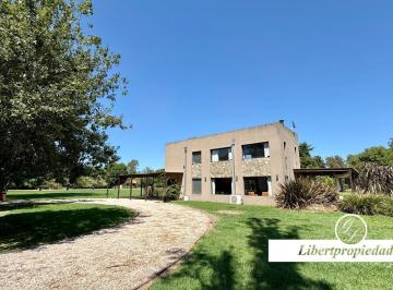 Casa · 102m² · 3 Ambientes · 3 Cocheras · Casa con Hermosa Vista en Chacras del Molino