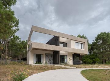 Casa · 240m² · 5 Ambientes · 1 Cochera · Casa en Venta 5 Ambientes Pinamar Alamos