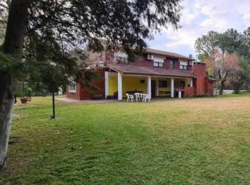 Quinta vacacional · 150m² · 5 Ambientes · Casa Quinta con Amplio Parque en Venta en Barrio Parque Almirante Irizar