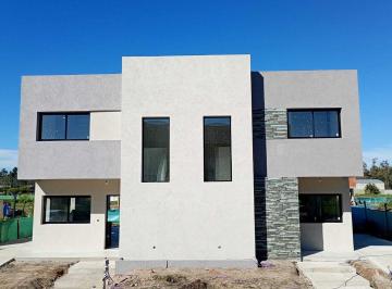 Casa · 123m² · 5 Ambientes · 2 Cocheras · Casa en Venta en Spring Park, Pilar, G. B. a. Zona Norte