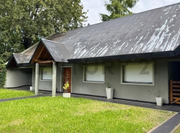Casa · 240m² · 6 Ambientes · 3 Cocheras · Casa en Alquiler en City Bell