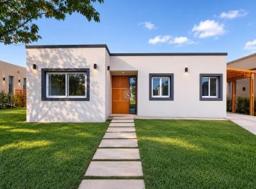 Casa · 120m² · 4 Ambientes · 3 Cocheras · Casa en Venta en Barrio Santa Emilia, Pilar del Este, Pilar