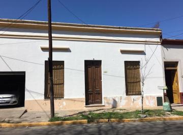 Casa · 184m² · 4 Ambientes · 1 Cochera · Casona Antigua Para Reciclar en Importante Lote