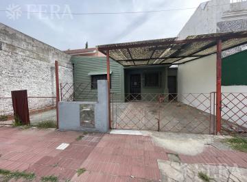 Casa · 101m² · 3 Ambientes · 2 Cocheras · Alquiler de Casa de 3 Ambientes con Cochera en Lanus