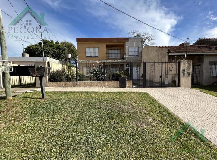 Casa · 246m² · 7 Ambientes · 3 Cocheras