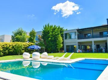 Casa · 206m² · 5 Ambientes · 2 Cocheras · Casa en Venta Barrio San Benito