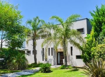 Casa · 206m² · 5 Ambientes · 2 Cocheras · Casa en Venta Barrio San Benito