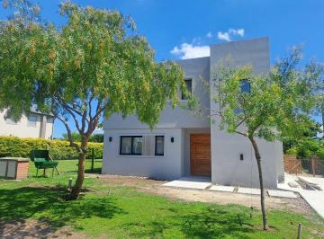 Casa · 195m² · 5 Ambientes · 2 Cocheras · Casa en Venta en Santa Elena, Pilar del Este, Pilar
