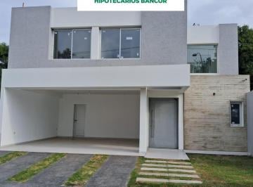 Casa · 178m² · 4 Ambientes · 2 Cocheras · Increible Casa a Estrenar Apta Credito - B° con Seguridad
