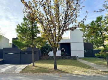 Casa · 523m² · 4 Ambientes · 4 Cocheras · Fincas del Sur II - Ubicación Central - 3 Dorm.
