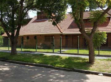 Casa · 170m² · 5 Ambientes · 1 Cochera · Casa - Adrogue