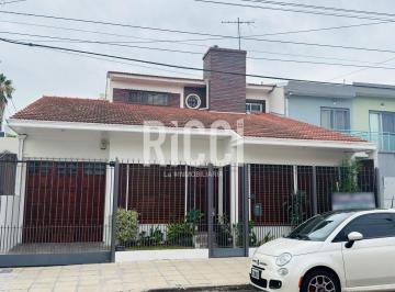 Casa · 210m² · 4 Ambientes · 1 Cochera · Casa en Venta en Berazategui Centro, Barrio Ducilo