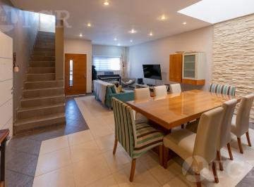 Casa · 250m² · 5 Ambientes · 2 Cocheras · Casa en Venta en Lomas de Zamora con Excelente Ubicación en Dos Plantas