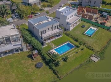 Casa · 229m² · 6 Ambientes · 2 Cocheras · Impecable Casa en Venta a Laguna con 6 Ambientes Pg