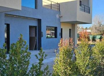 Casa · 92m² · 5 Ambientes · 2 Cocheras · Casa en Venta en Spring Park, Pilar, G. B. a. Zona Norte