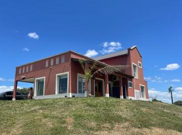 Casa · 130m² · 4 Ambientes · 1 Cochera · Casa en Villa Paranacito Piscina y Muelle