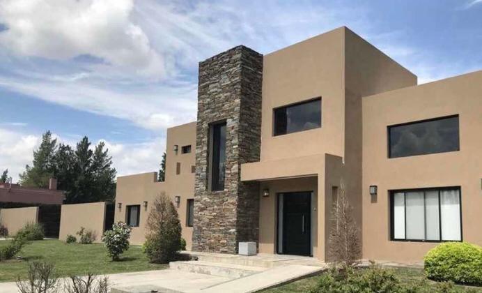 Casa · 235m² · 4 Ambientes · 2 Cocheras
