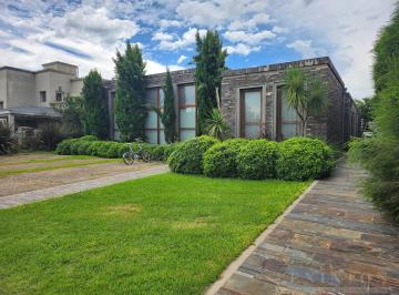 Casa · 300m² · 6 Ambientes · 5 Cocheras · Casa en Estancias del Pilar