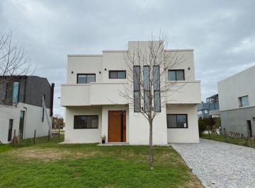 Casa · 220m² · 6 Ambientes · 2 Cocheras · Casa en Venta 3 Dorm. Lote Inerno con Pileta Puertos Barrio Araucarias 5999