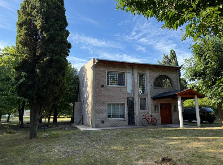 Casa · 200m² · 4 Ambientes · 2 Cocheras
