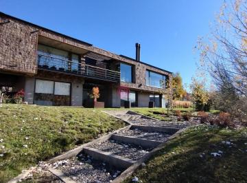 Casa · 320m² · 4 Dormitorios · 2 Cocheras · Casa en Venta en Centro, San Martin de Los Andes, Patagonia