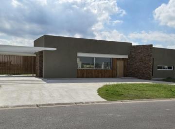 Casa · 245m² · 4 Ambientes · 1 Cochera · Casa en Venta en San Sebastian, Escobar, G. B. a. Zona Norte