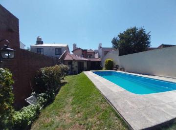 Casa · 166m² · 5 Ambientes · 2 Cocheras · Alquiler Espléndida Casa, Quincho, Pileta Banfield