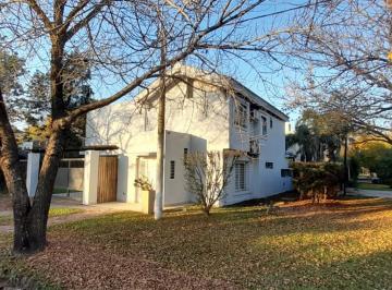 Casa · 220m² · 5 Ambientes · 2 Cocheras · Venta Casa 4 Dorm. 3 Baños con Piscina en "Funes R"