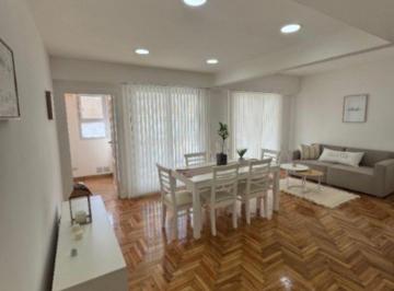 Departamento · 80m² · 4 Ambientes · Departamento de 4 Ambientes en Venta a La Calle con Balcón.