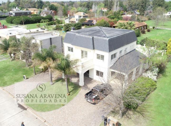 Casa · 250m² · 6 Ambientes · 2 Cocheras