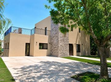 Casa · 179m² · 5 Ambientes · 1 Cochera · Casa en Venta en Haras Santa Maria, Escobar, G. B. a. Zona Norte