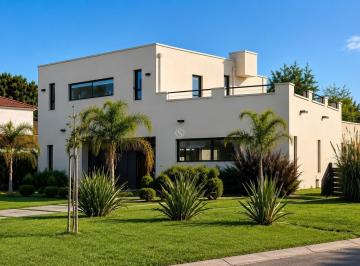 Casa · 220m² · 5 Ambientes · 2 Cocheras · Casa en Venta en Haras Santa Maria, Escobar, G. B. a. Zona Norte