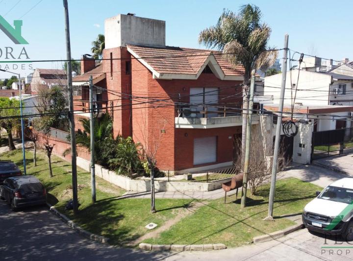 Casa · 151m² · 5 Ambientes · 3 Cocheras
