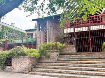 Fachada sobre Emilio Civit · Casa en Venta Sobre Av Emilio Civit, 25 m de Frente. Ideal Inversión.